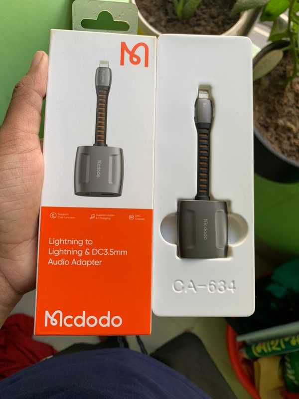 Mcdodo lighting to and 3.5 audio adapter for ios devices