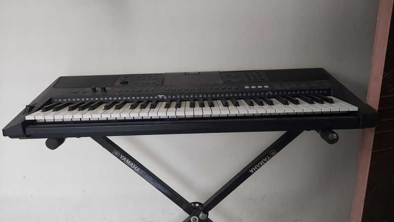 Yamaha PSR 453 piano for sale.
