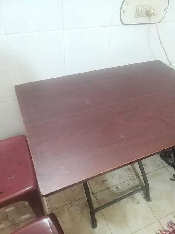 OTOBI Table with 2 plastic Chairs