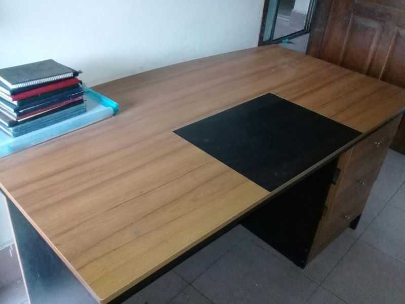 5 feet Big office table