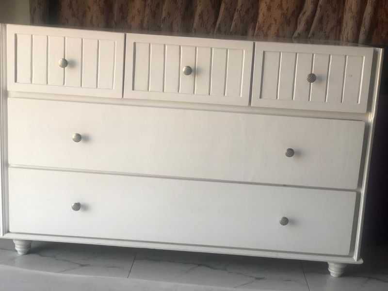 Bedroom drawer with 2 large and 3 small drawers.