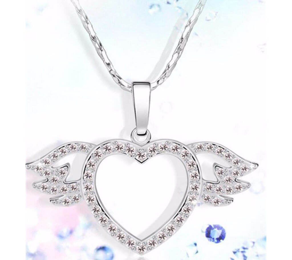 Heart shaped white stone setting pendant